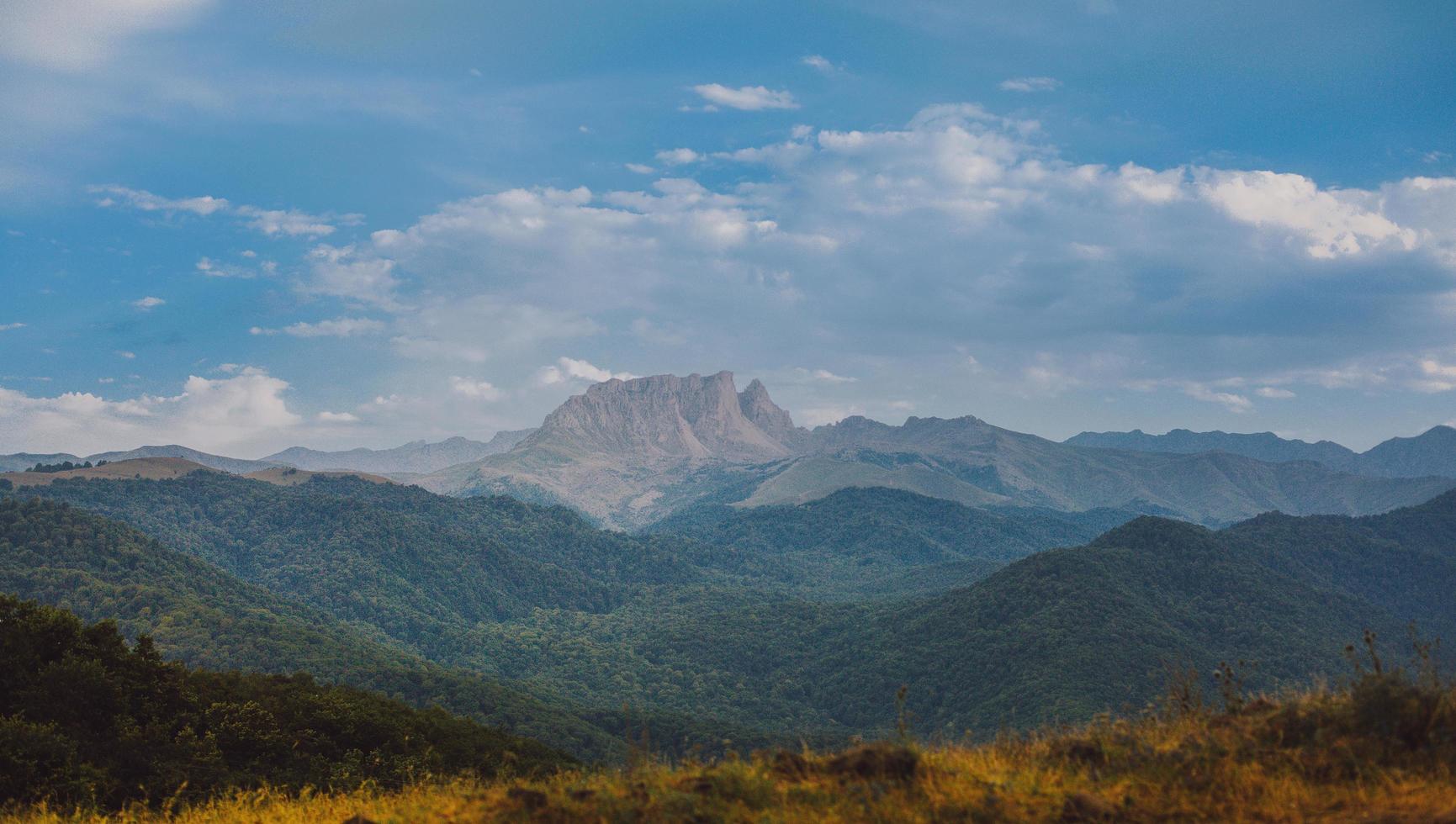 vue sur la chaîne de montagnes pendant la journée photo