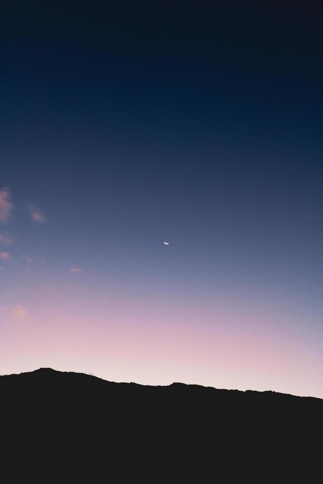 montagnes et ciel pendant la nuit photo