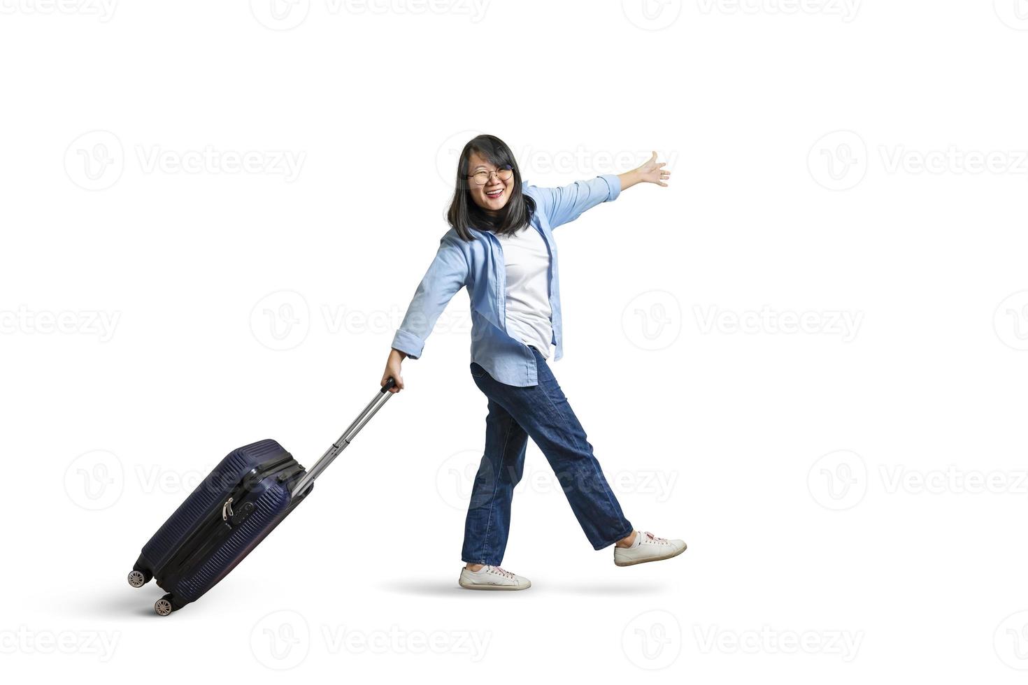femme asiatique est heureuse de voyager avec ses bagages isolés sur fond blanc. chemins de détourage. photo