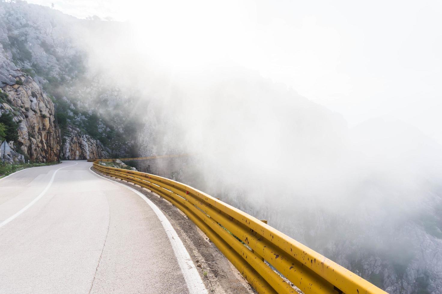 photographie d'autoroute avec brouillard photo