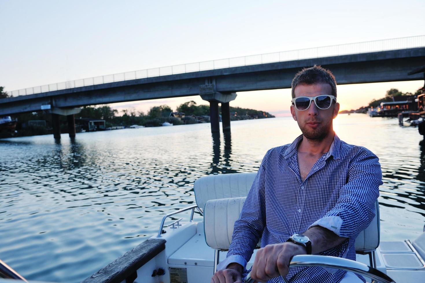 portrait, de, heureux, jeune homme, sur, bateau photo