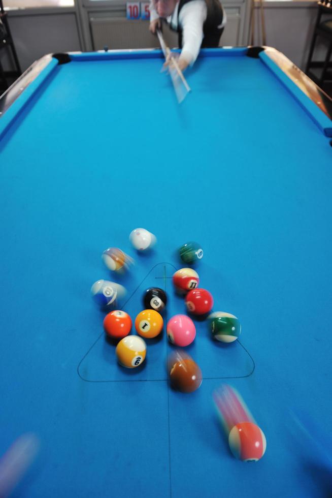 jeune homme joue au jeu de billard pro photo