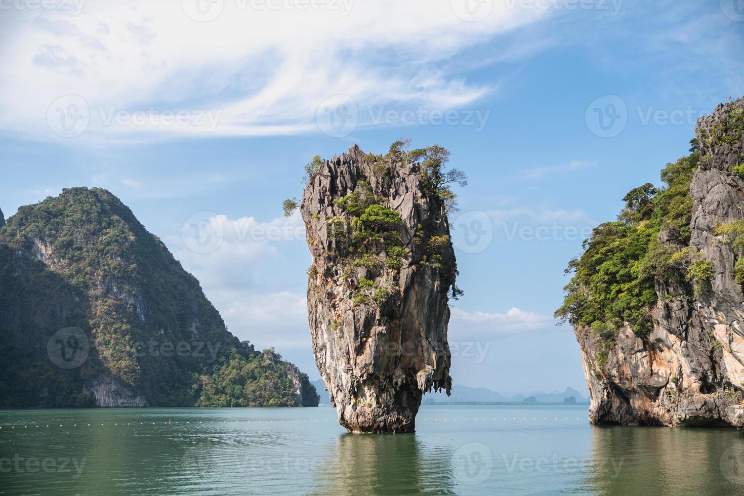 île de james bond dans la baie de phang nga, thaïlande photo