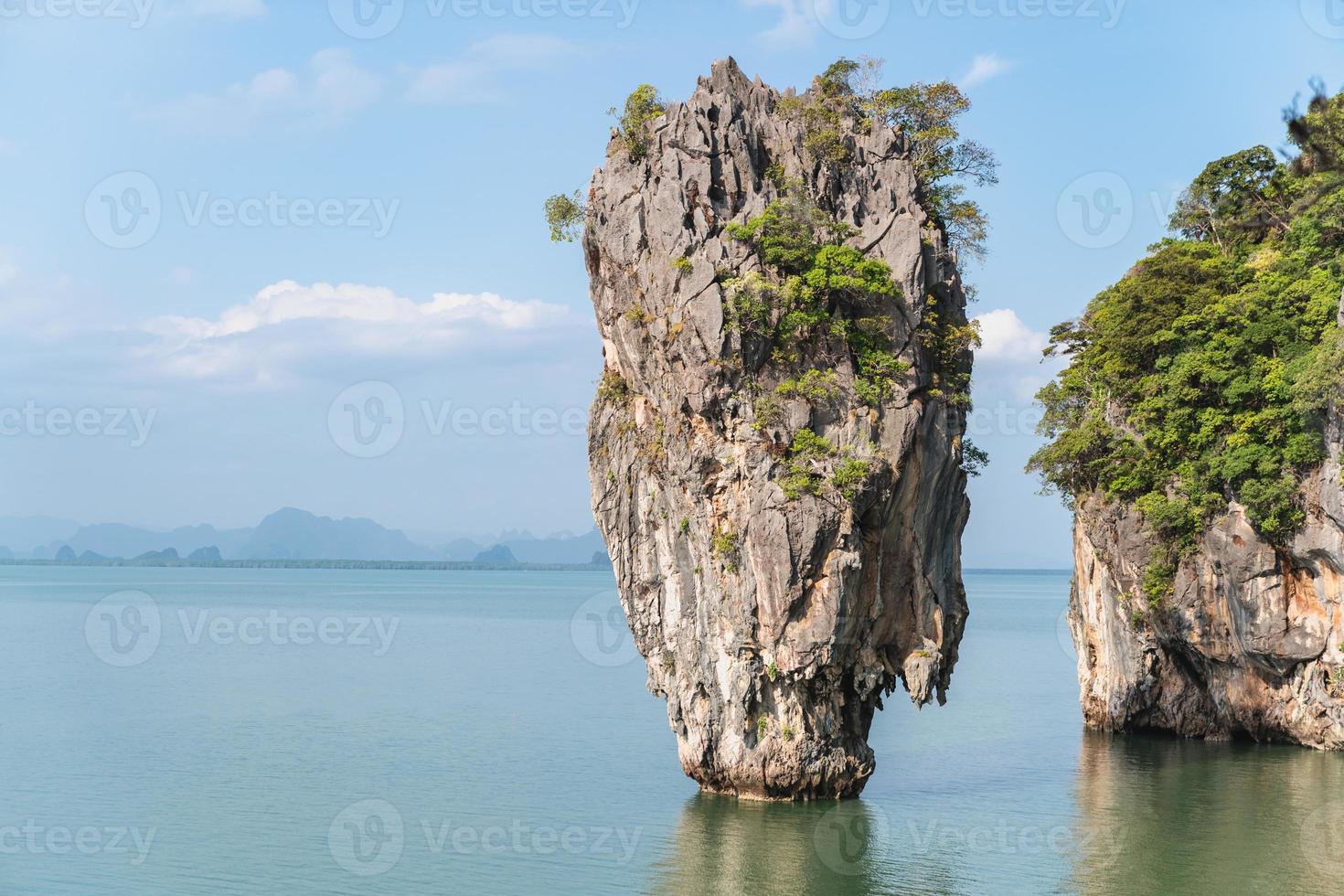 île de james bond dans la baie de phang nga, thaïlande photo