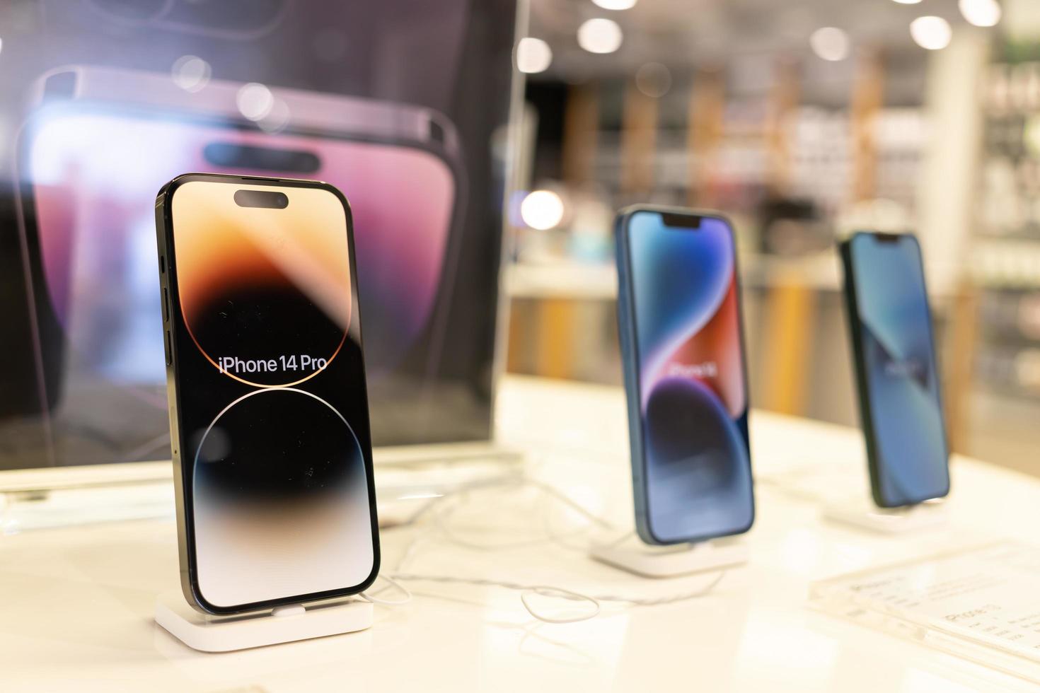 nouvelle série apple iphone 14 en vente lors de la journée de lancement au magasin. photo