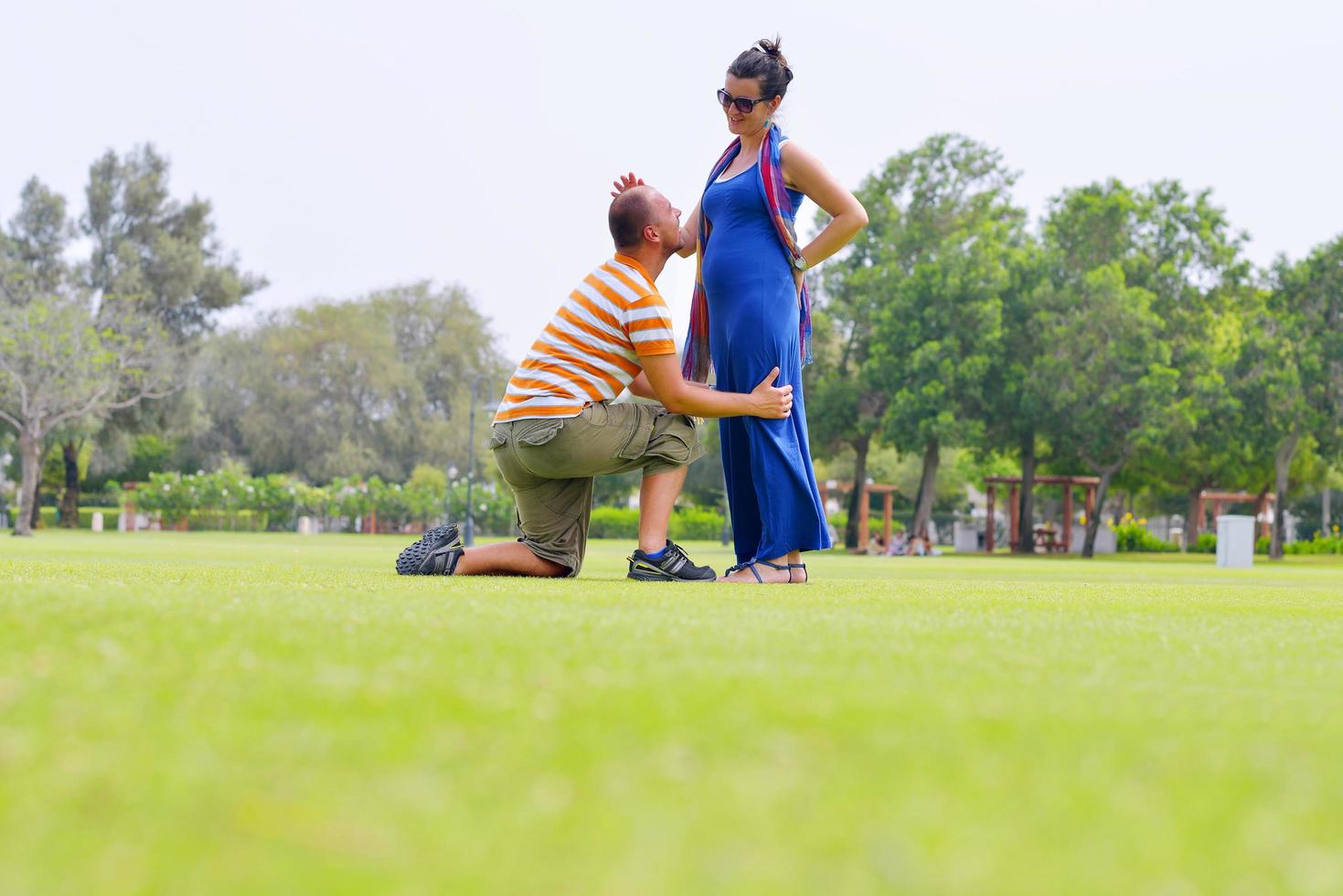 femme enceinte heureuse avec son mari photo