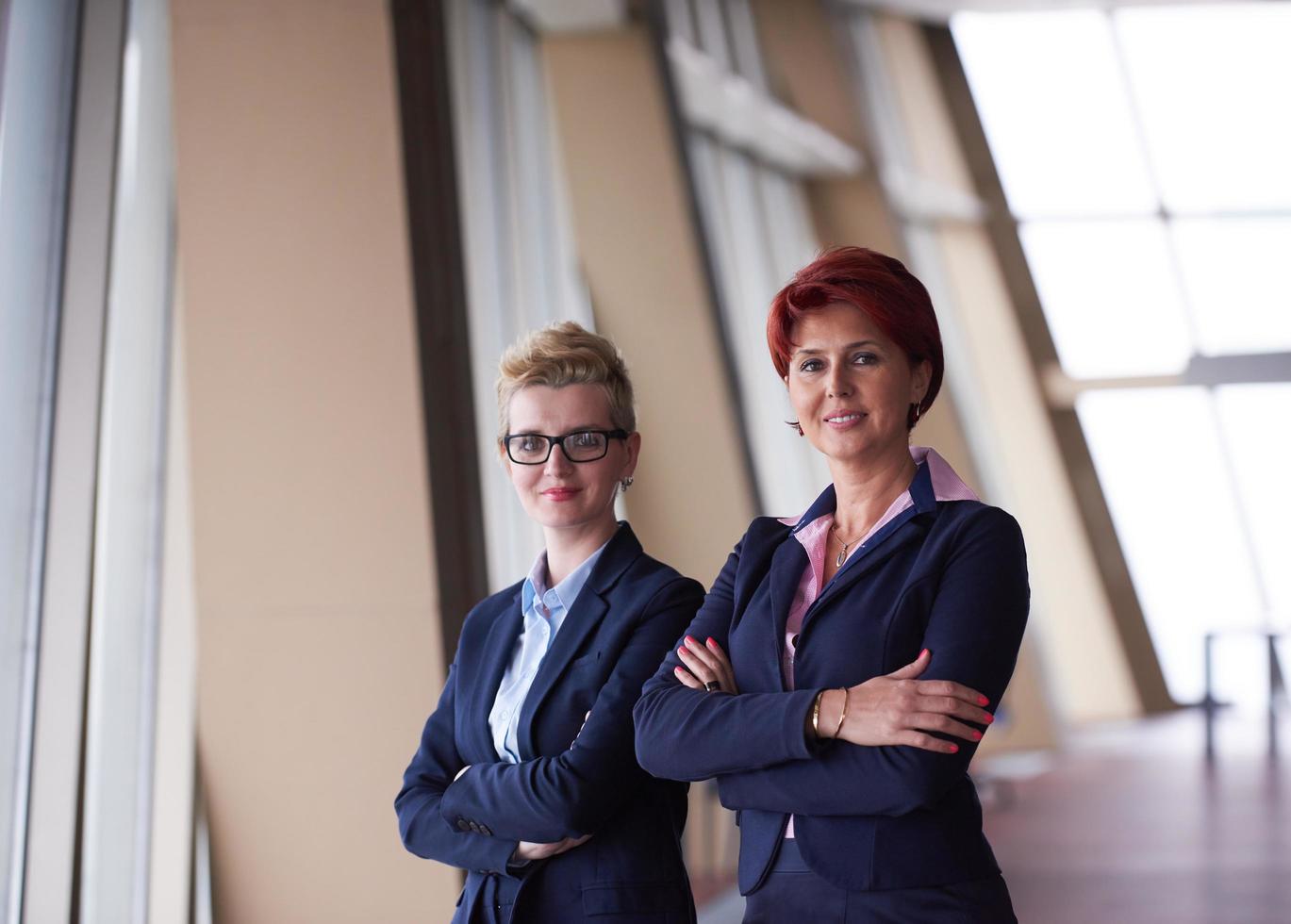 groupe de femme d'affaires au bureau moderne et lumineux photo