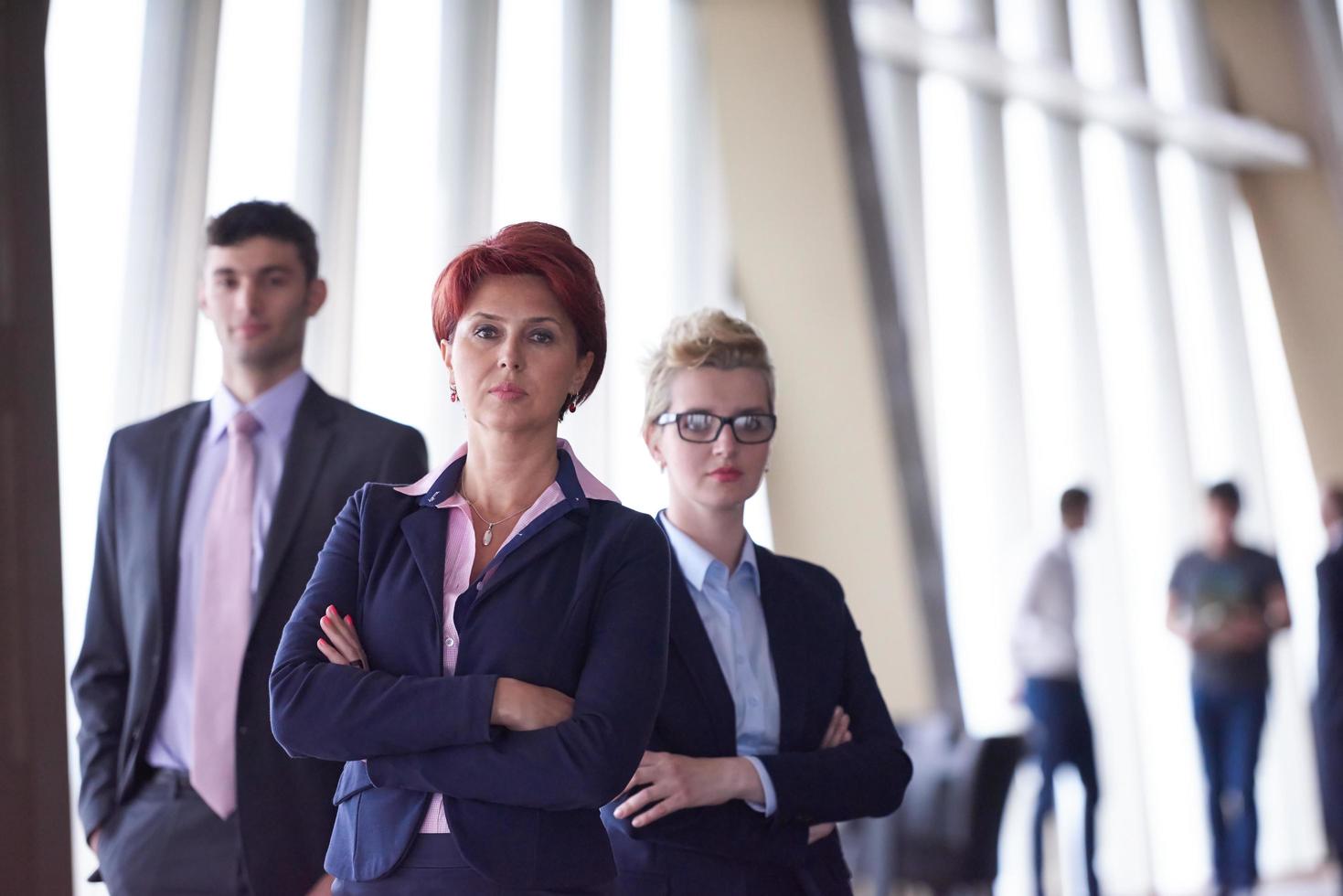 groupe de gens d'affaires divers avec une femme aux cheveux roux devant photo