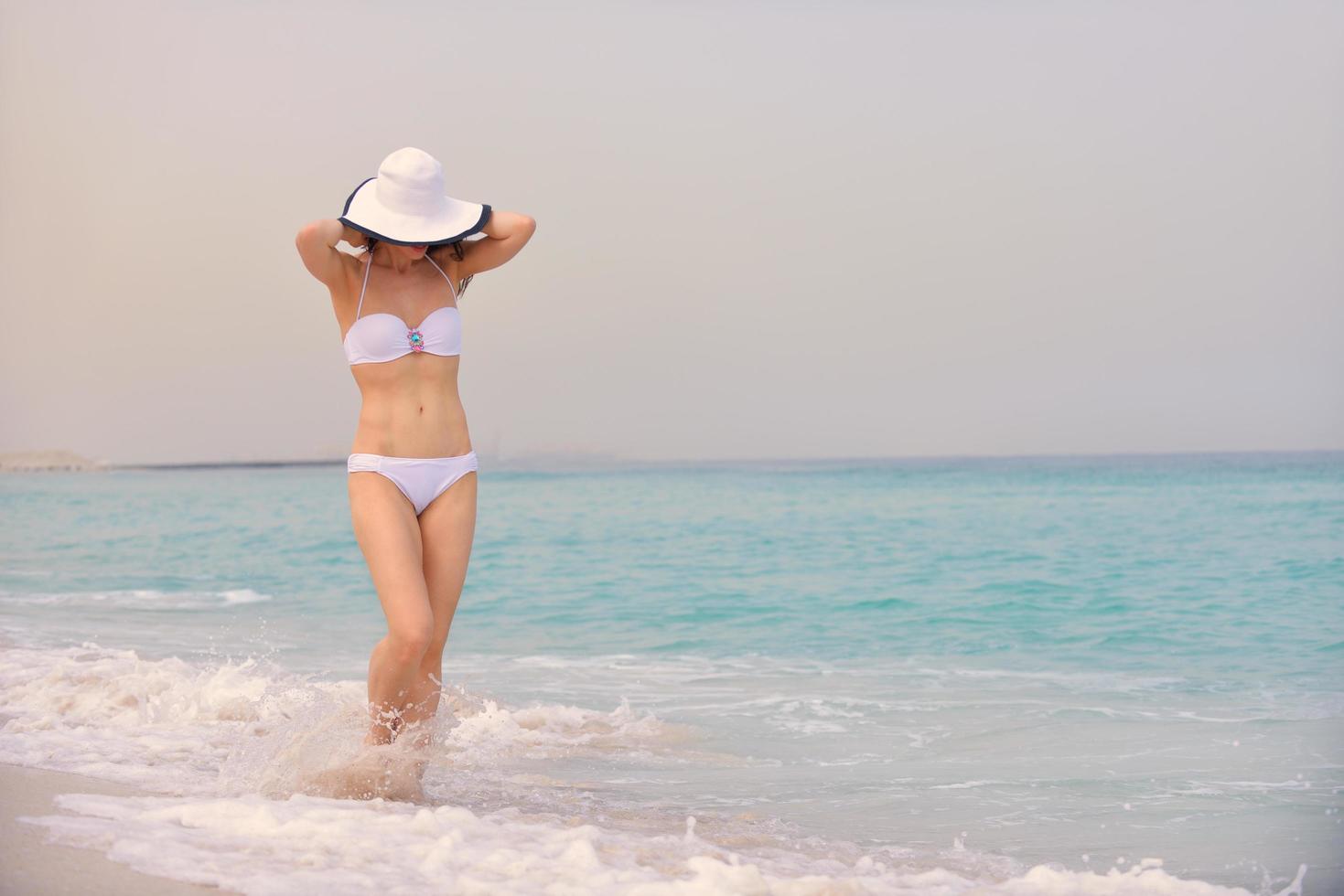 femme heureuse profiter des vacances d'été photo