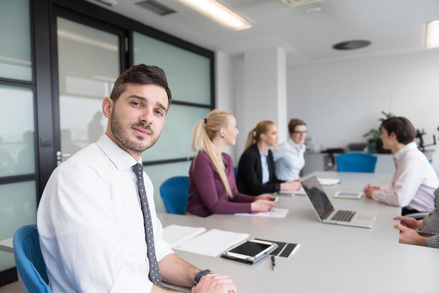 groupe de jeunes gens d'affaires lors d'une réunion d'équipe au bureau moderne photo