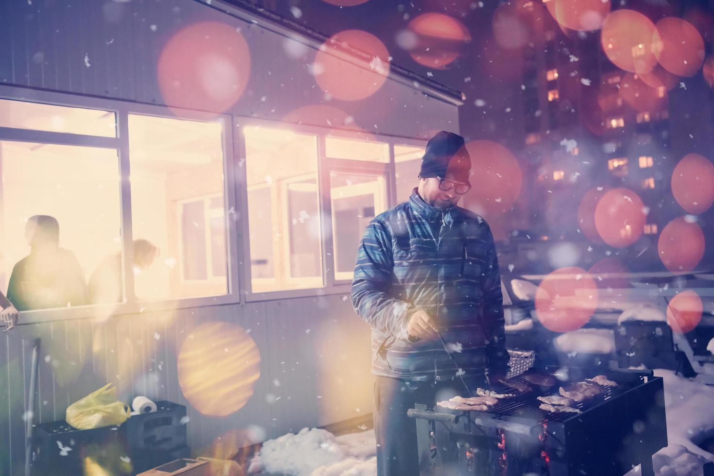 fête de bureau du nouvel an et de noël faisant un grill photo