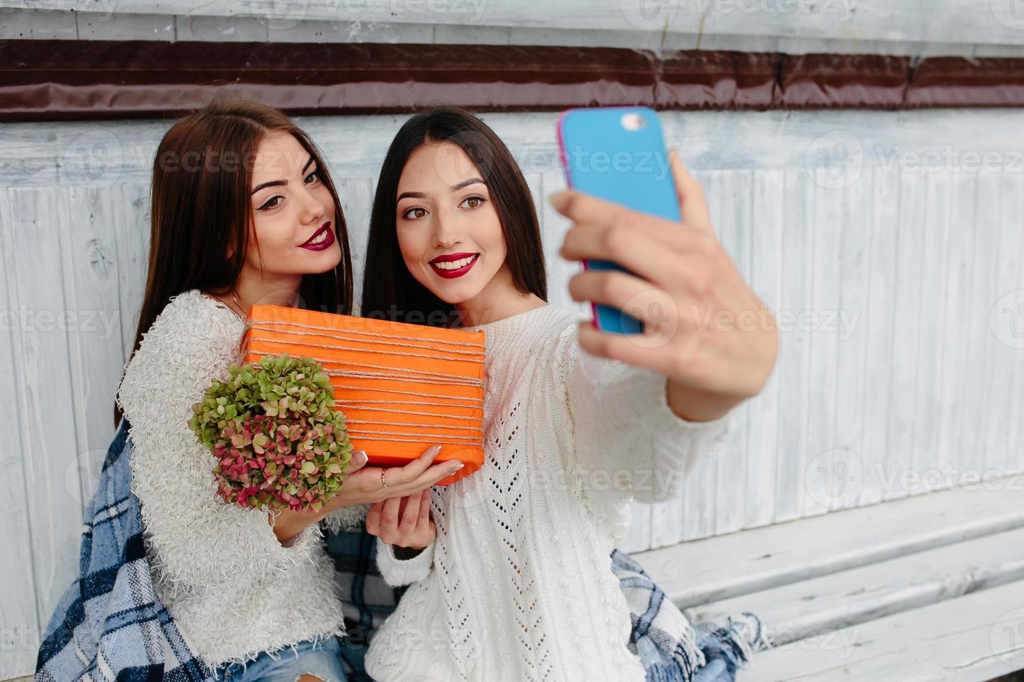 deux filles font un selfie avec un cadeau photo