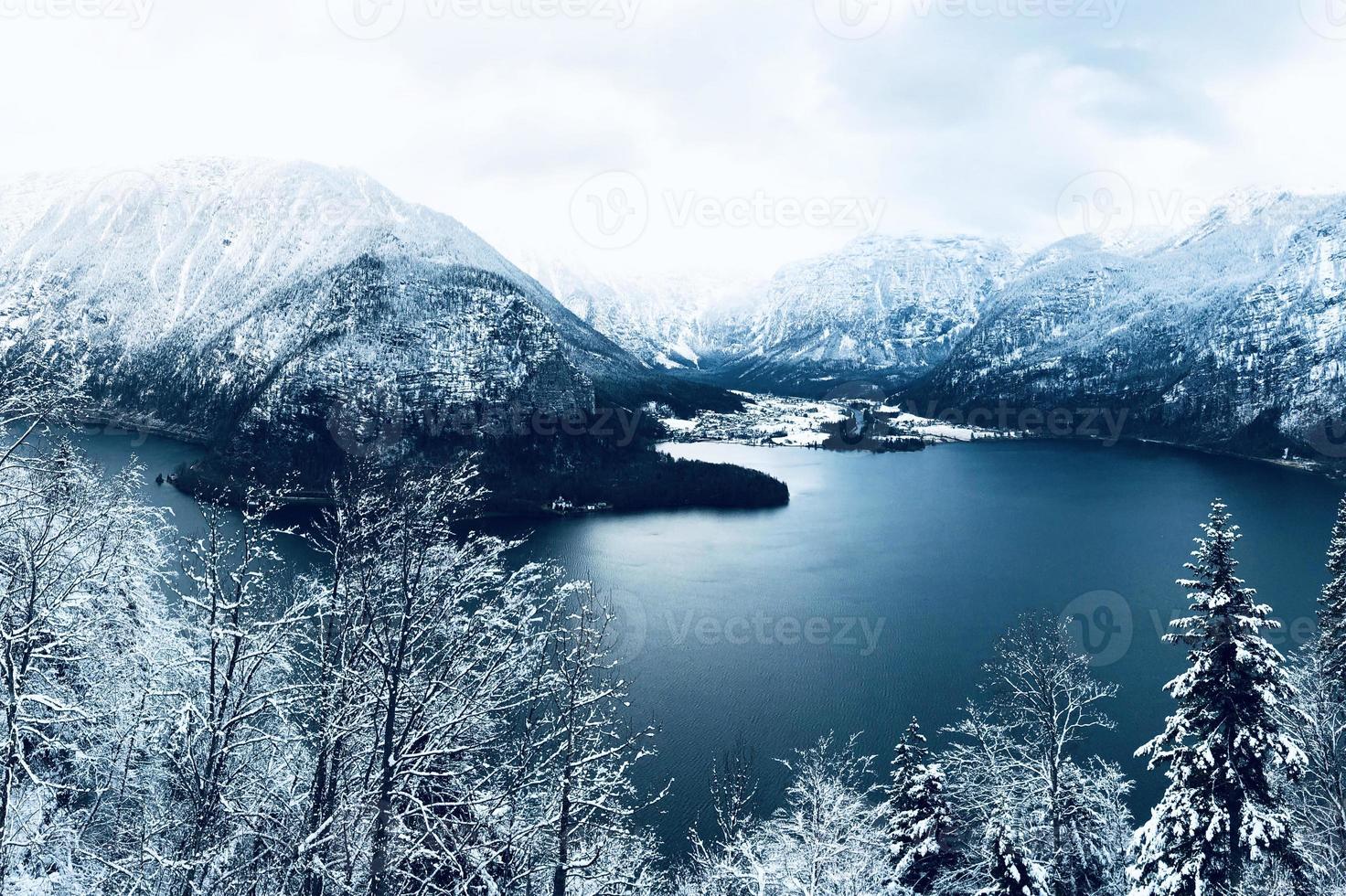 paysage de hallstatt hiver paysage de montagne de neige vallée et lac à travers la forêt dans la vallée des hautes terres mène à l'ancienne mine de sel de hallstatt, autriche verticale photo