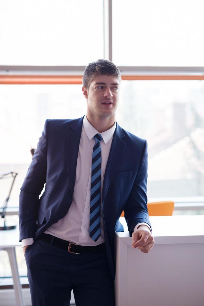 homme d'affaires au bureau photo