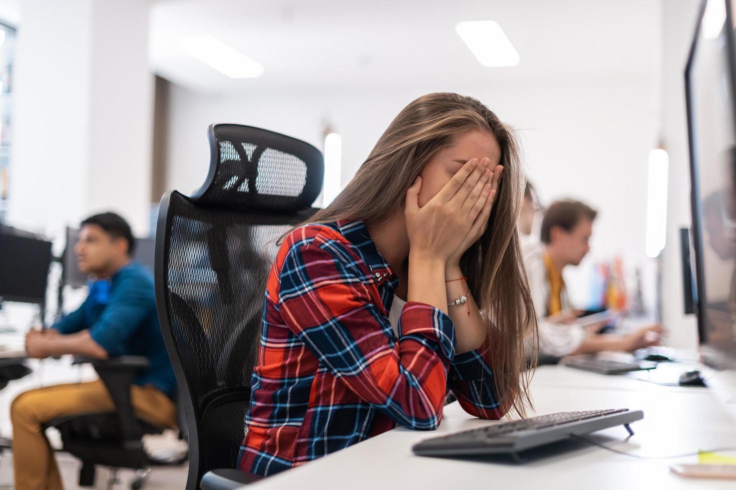 belle jeune femme choquée et agacée regardant son bureau. triste agent opérateur femme travaillant à domicile dans un centre d'appels photo