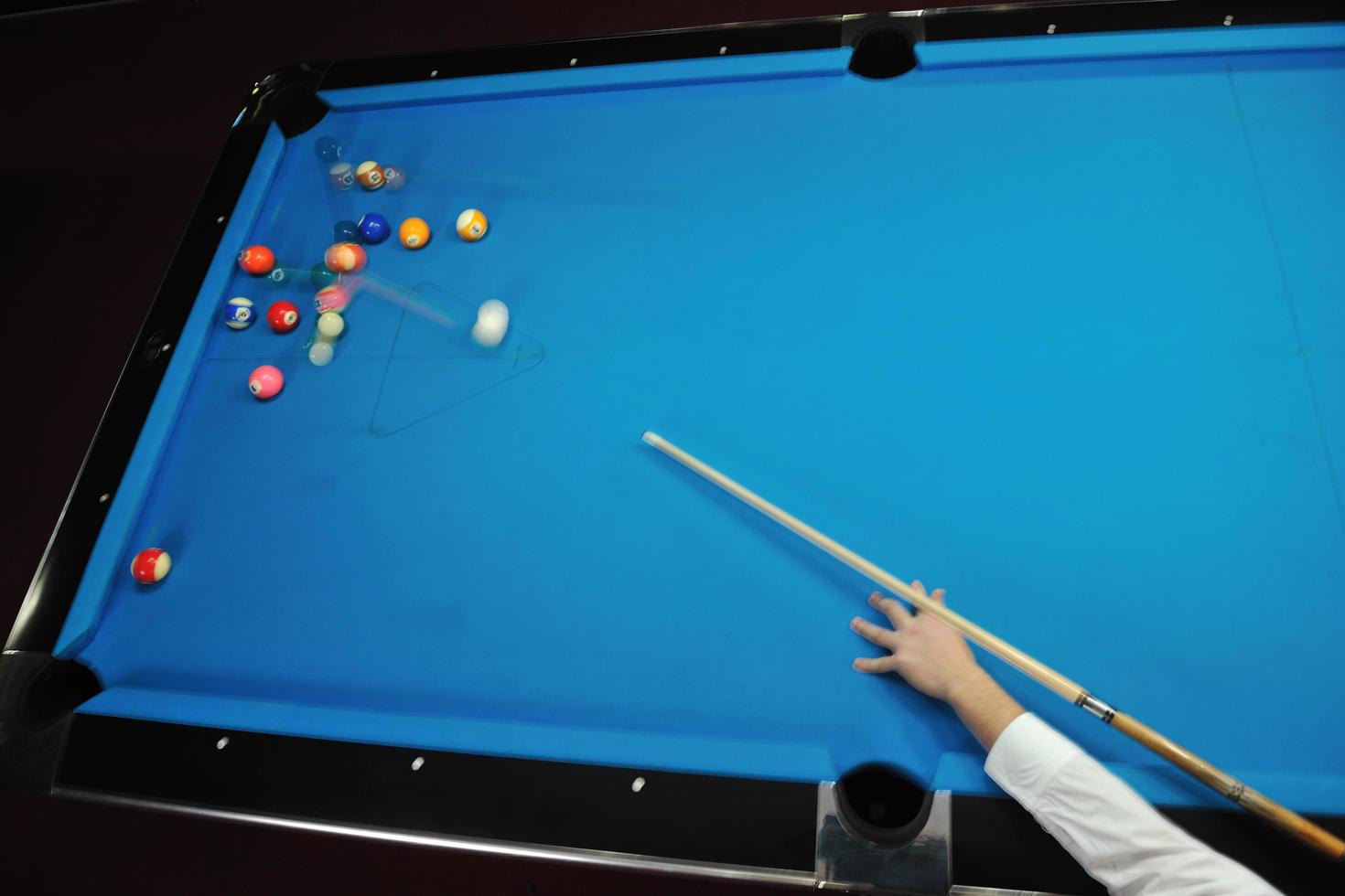 jeune homme joue au jeu de billard pro photo