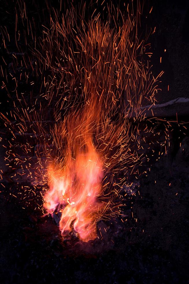 four de forgeron traditionnel avec feu brûlant photo