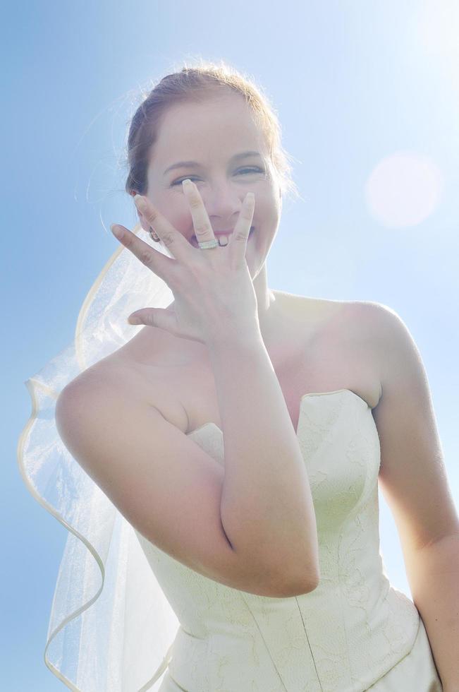 belle mariée en plein air photo