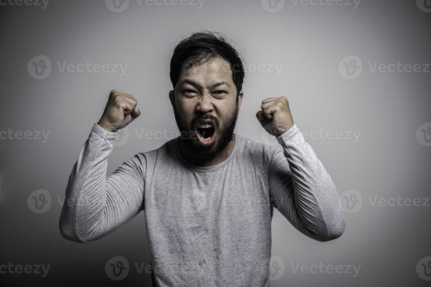 portrait de jeune homme asiatique sur fond blanc, concept d'homme en colère photo