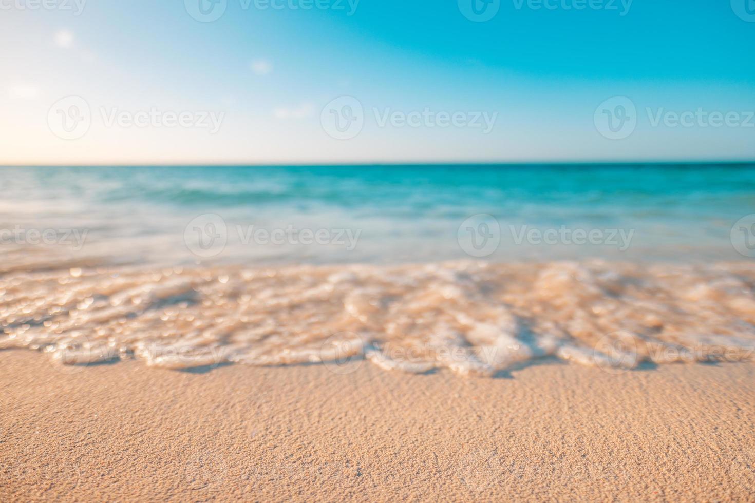 gros plan de plage de ciel de sable de mer. paysage panoramique. inspirer l'horizon du paysage marin de la côte de la plage tropicale. horizon vagues surf rivage calme tranquille détente lumière du soleil humeur estivale. bannière de vacances de voyage de vacances photo