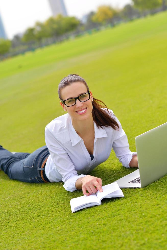 femme avec ordinateur portable dans le parc photo