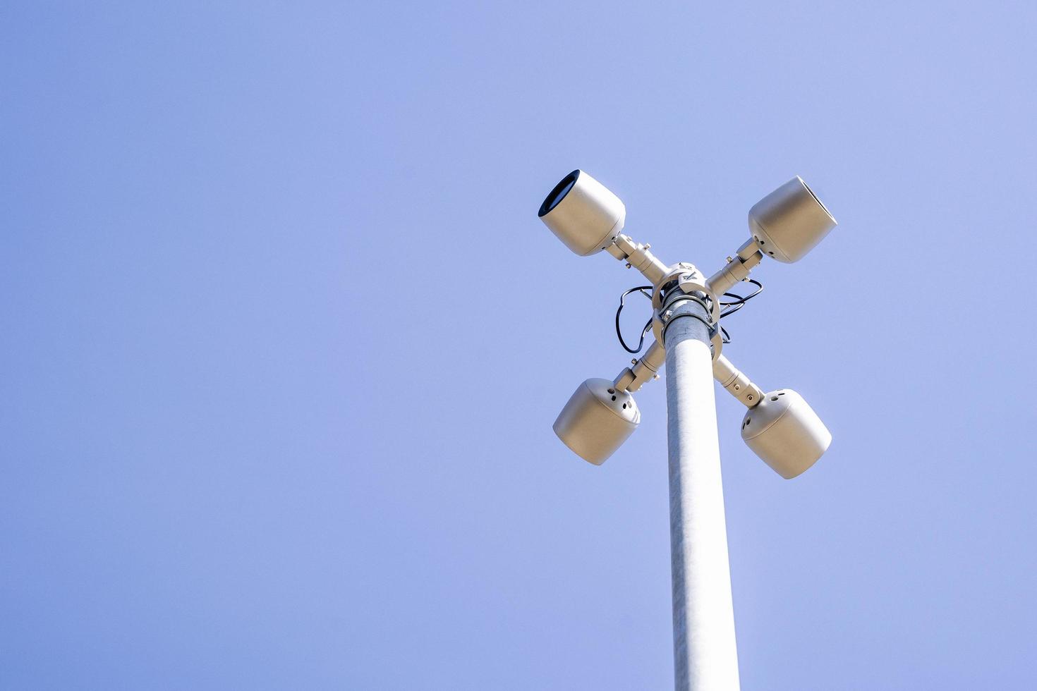 une caméra de surveillance sur poteau dans un lieu public. caméra de vidéosurveillance photo