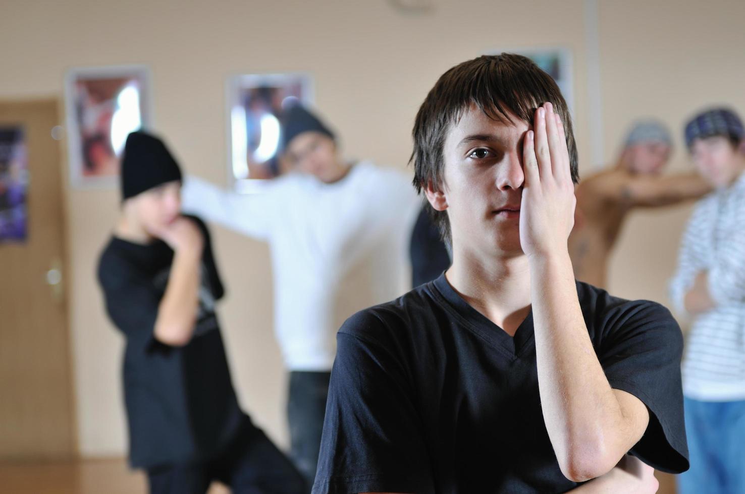 jeune adolescent cacher le visage photo