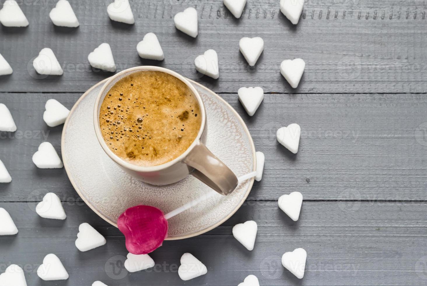 tasse de bonbons de café en forme de coeur sucette en cubes photo