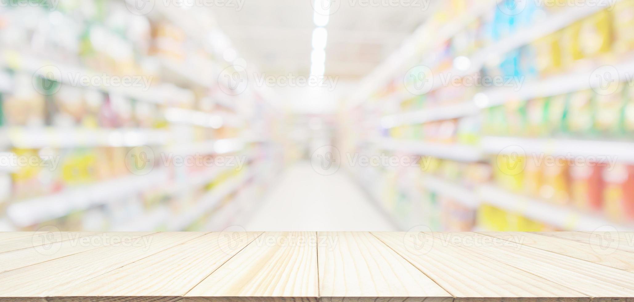 Dessus de table en bois vide avec allée abstraite de supermarché épicerie arrière-plan flou défocalisé avec lumière bokeh pour l'affichage du produit photo