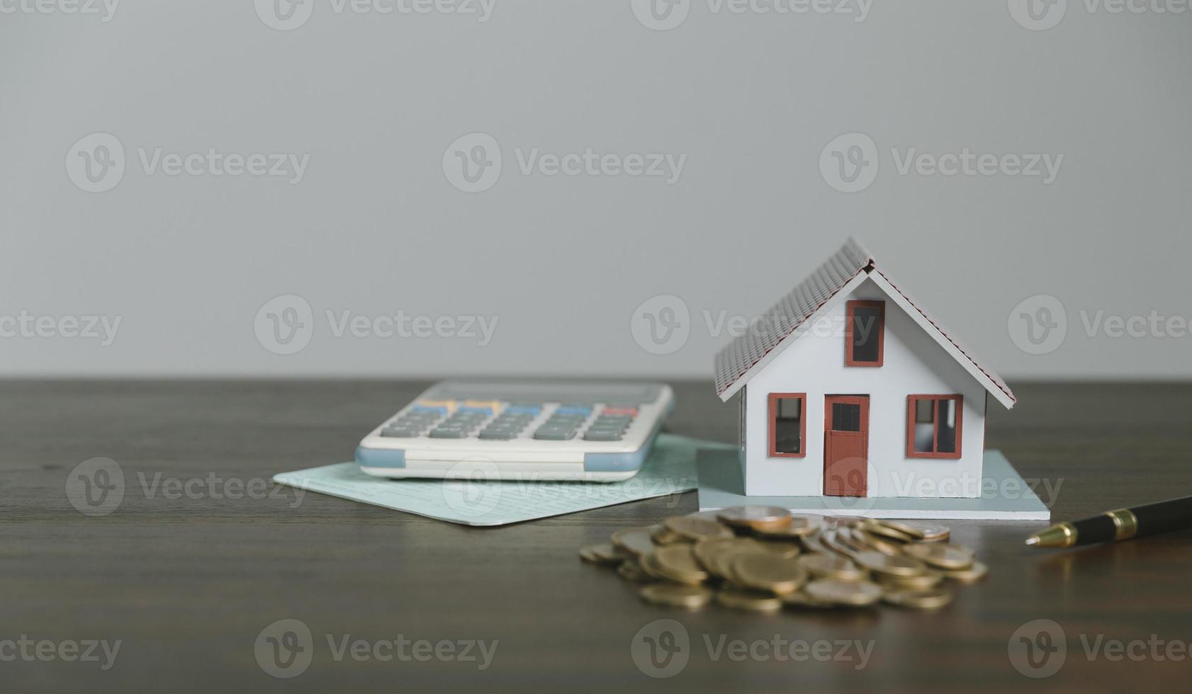 concept de taux d'intérêt financier et hypothécaire. économiser de l'argent pour l'immobilier, la maison et la vie. demander des prêts et accorder des prêts auprès des banques. photo
