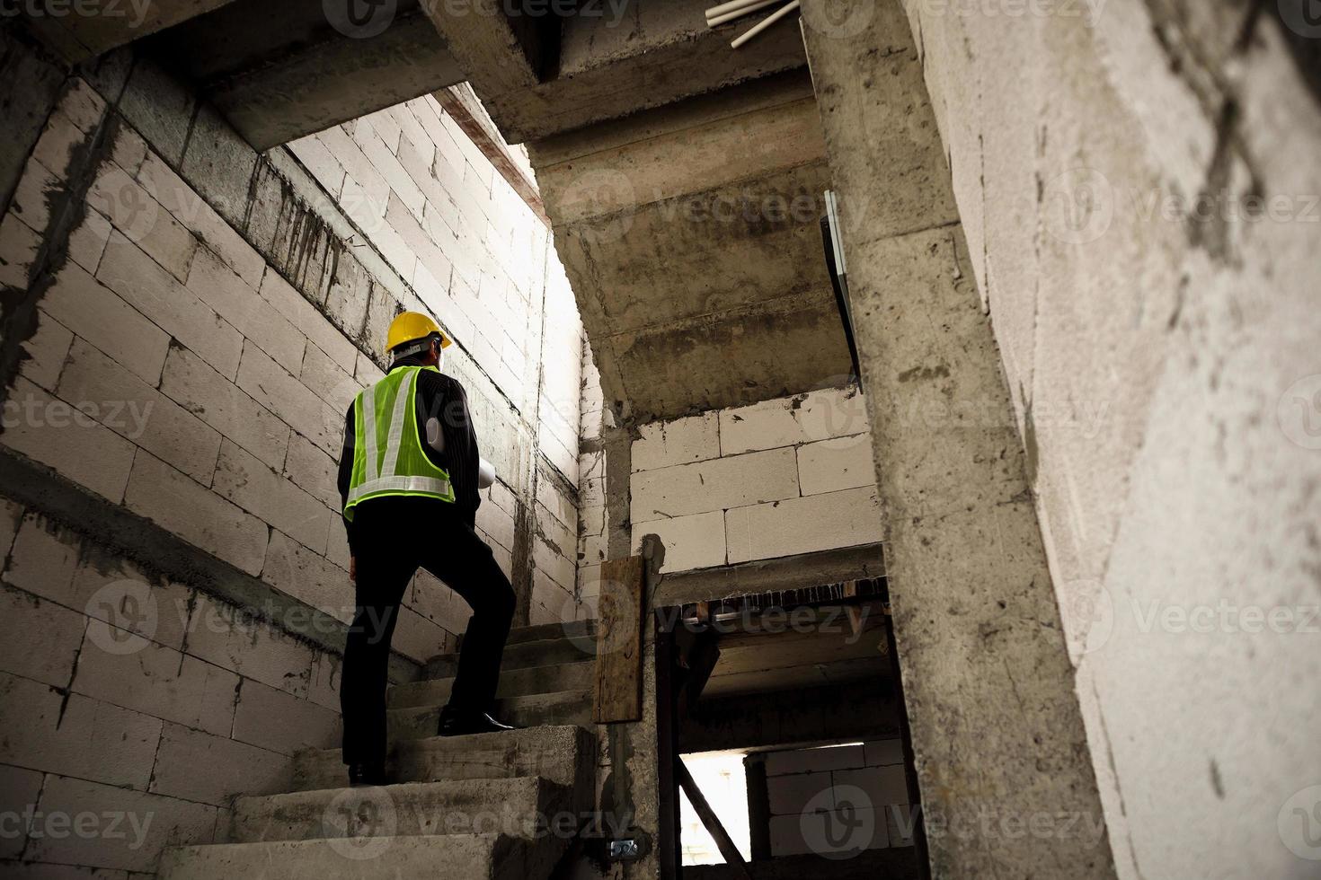 ingénieur professionnel sur le chantier de construction de maisons photo