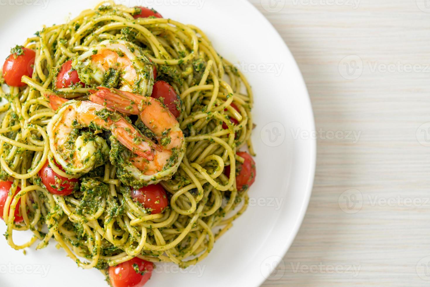 spaghetti aux gambas ou crevettes sauce pesto maison photo