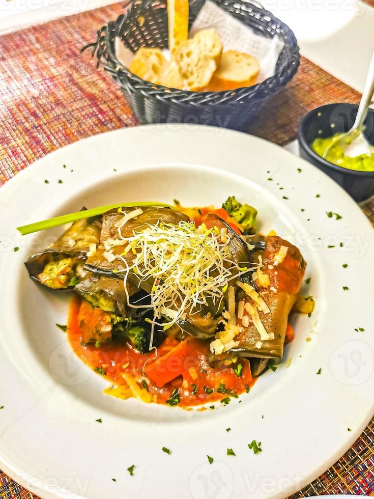 assiette blanche avec repas gastronomique végétarien au restaurant mexique. photo