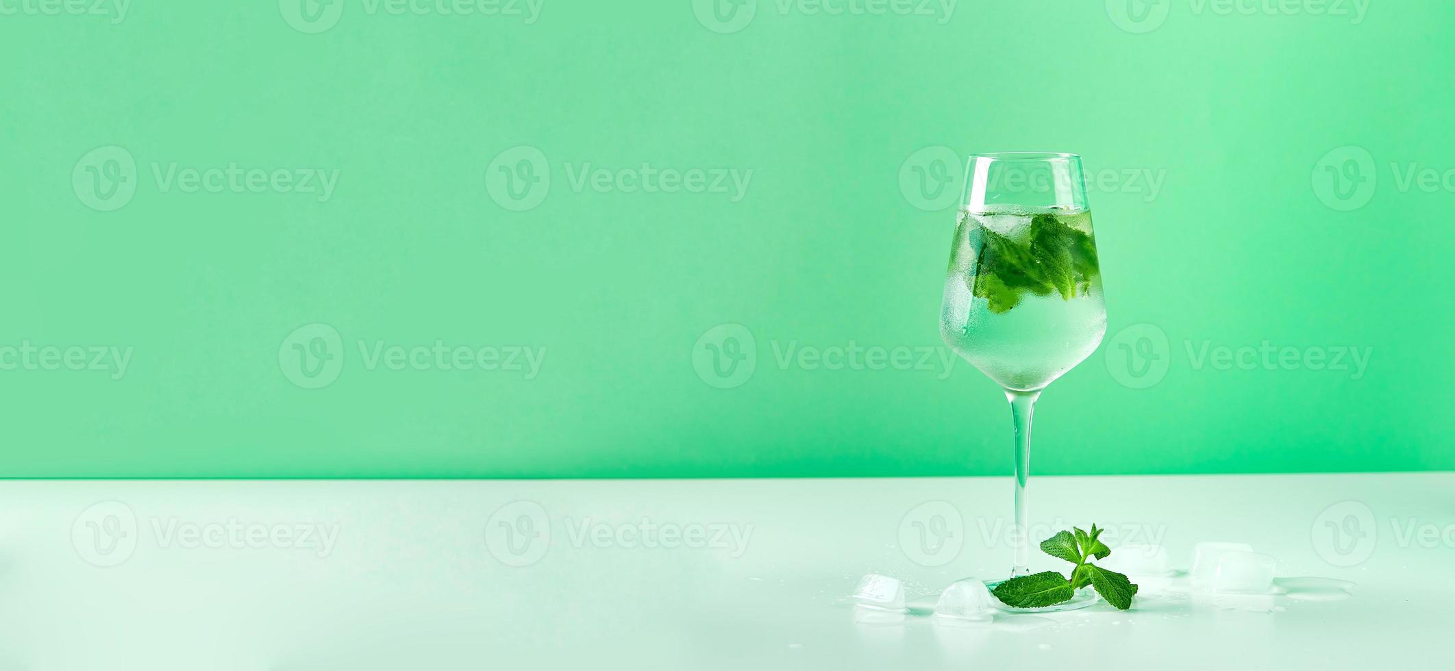 limonade fraîche à la menthe dans des verres photo