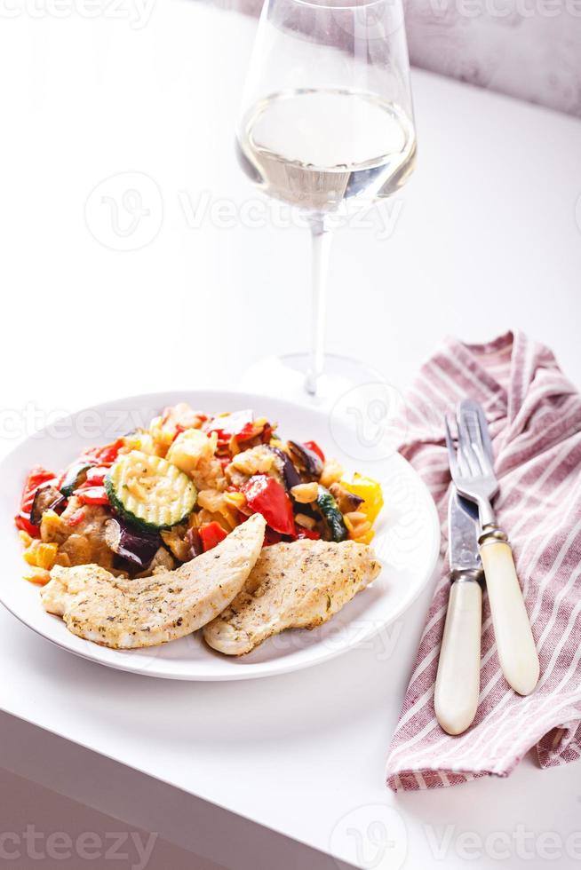 légumes grillés et poitrine de poulet frite photo