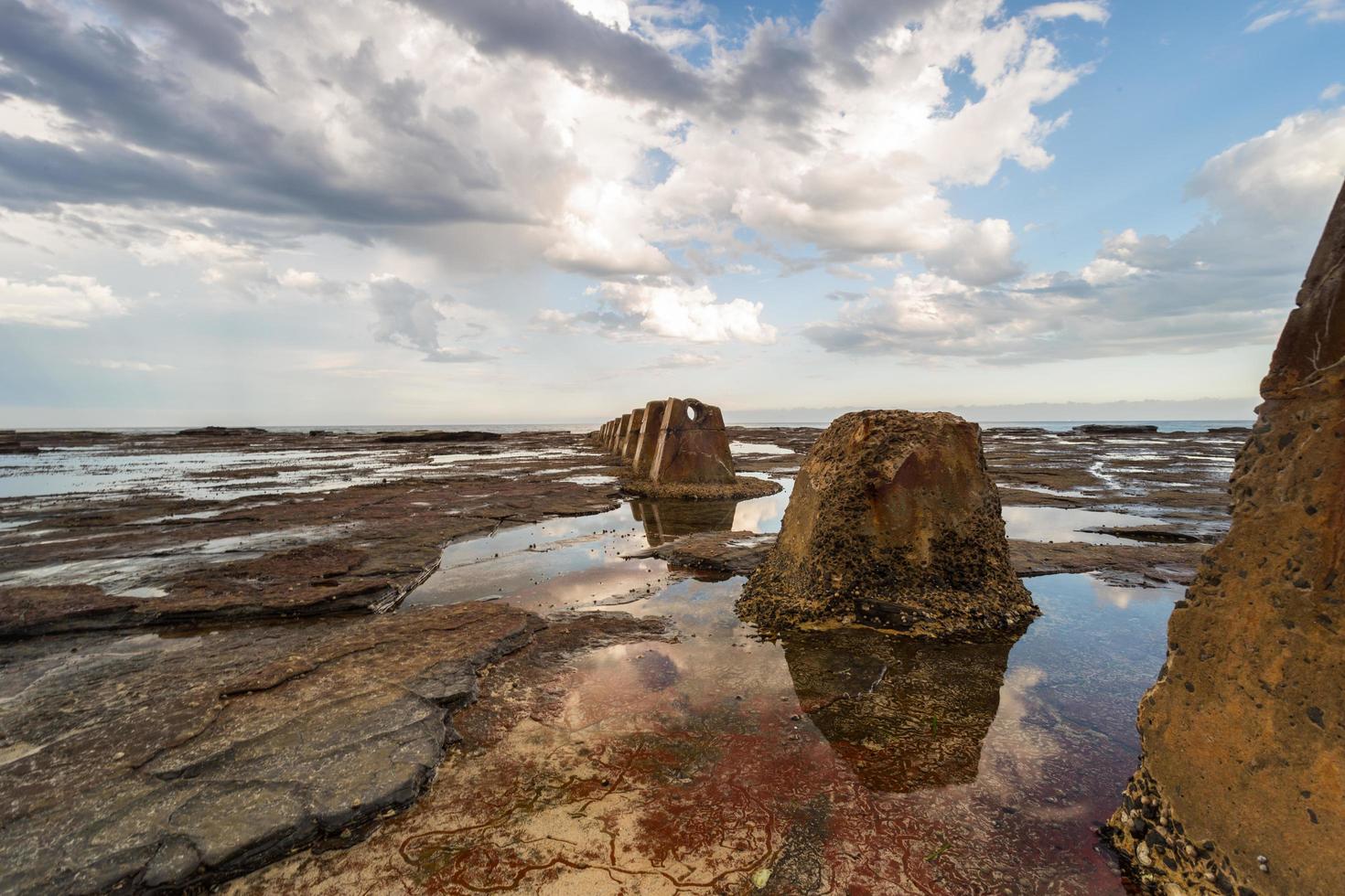 formation de roche brune entourée d'eau photo