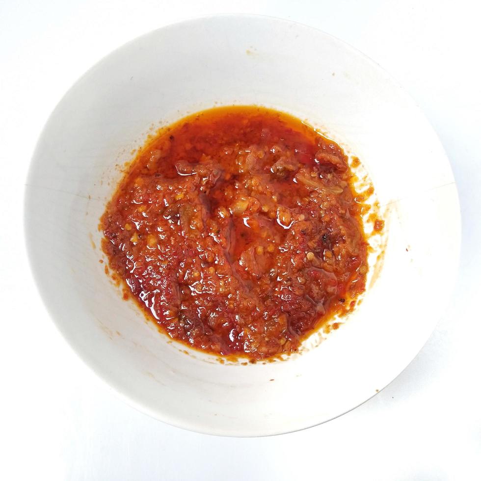 sauce chili frit isolé sur fond blanc photo