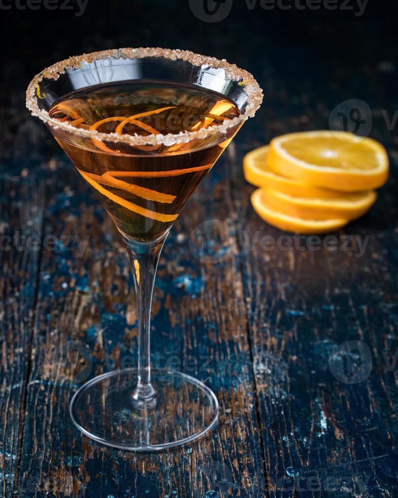 Martinis aux agrumes orange sur fond noir photo