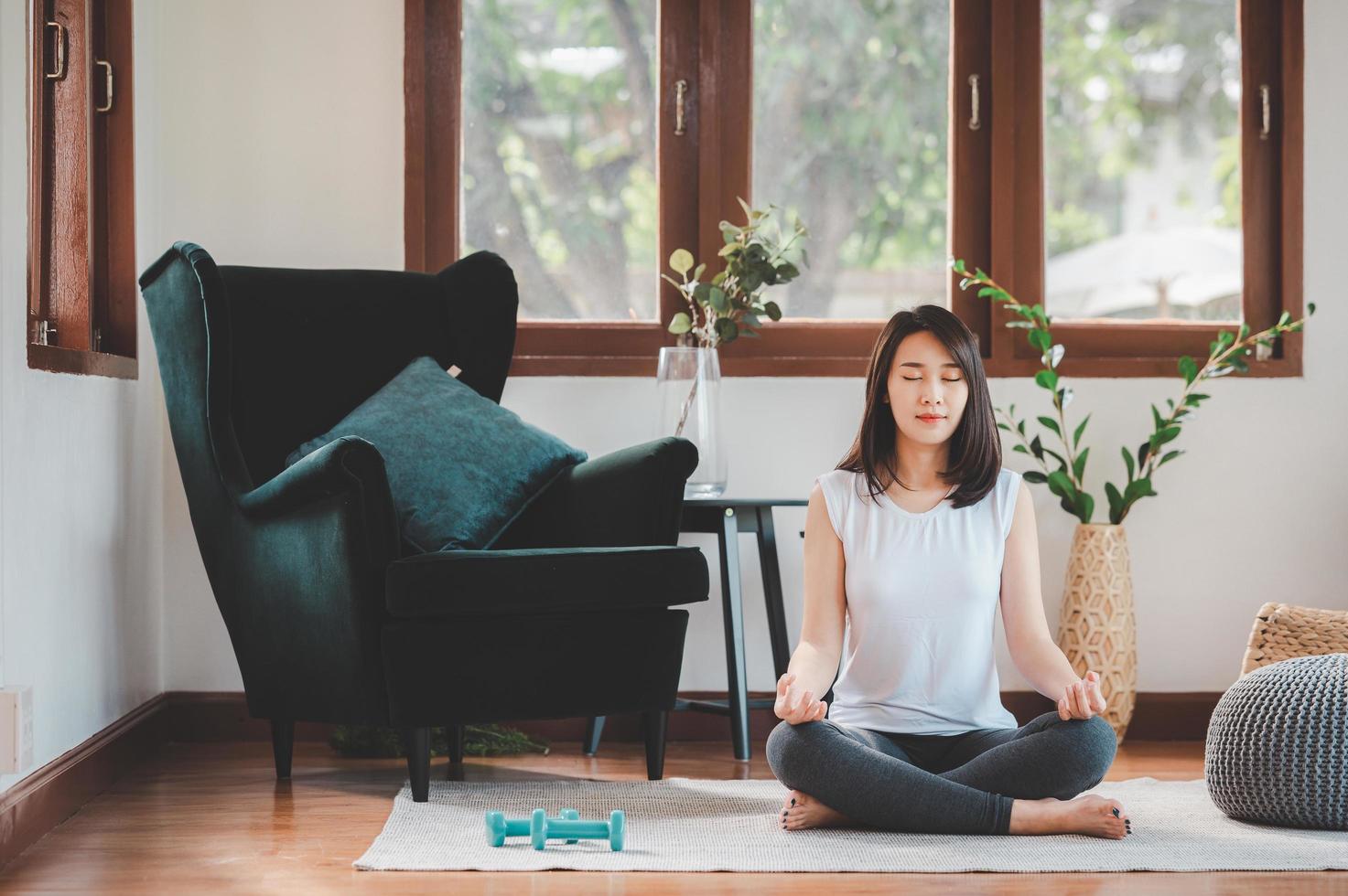 femme asiatique, pratiquer, yoga, méditation photo