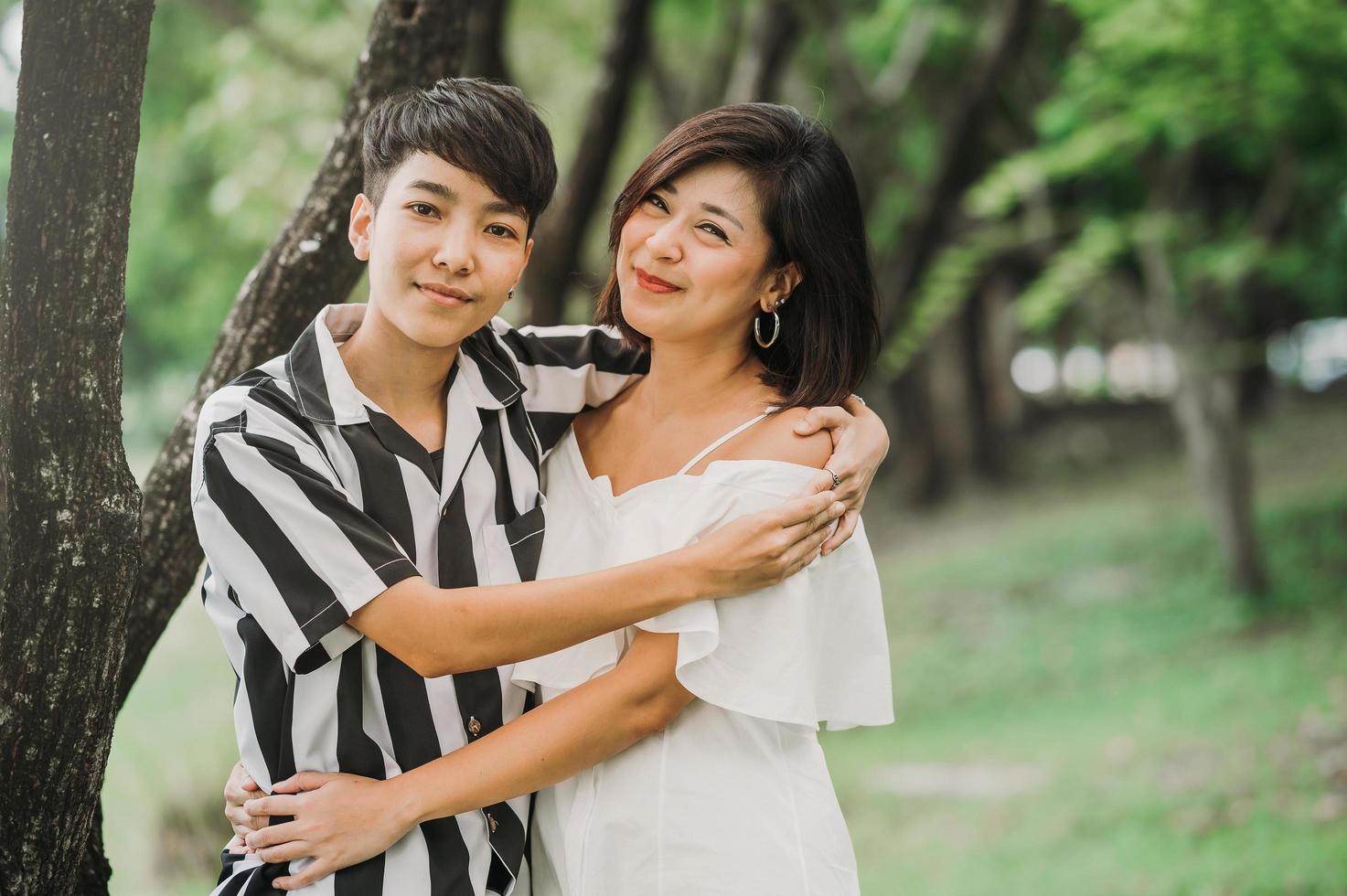 deux heureux couple asiatique lgbt dans le parc photo