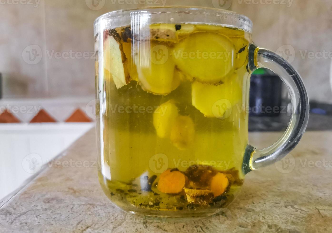 un verre ou une tasse avec du thé au gingembre chaud. photo