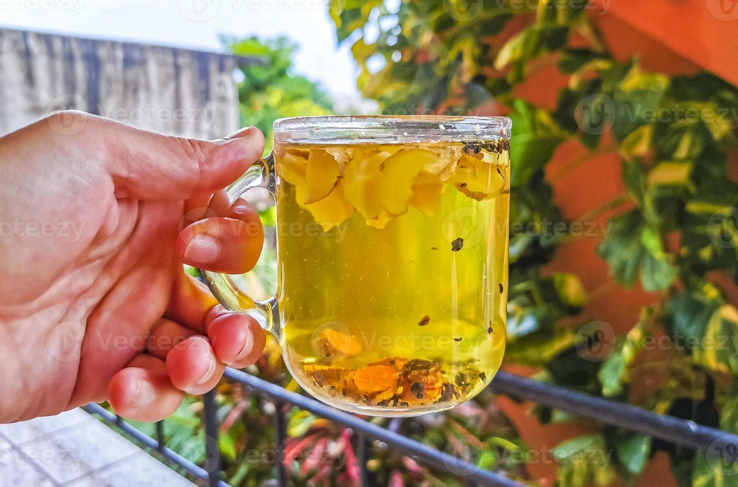 un verre ou une tasse avec du thé au gingembre chaud. photo