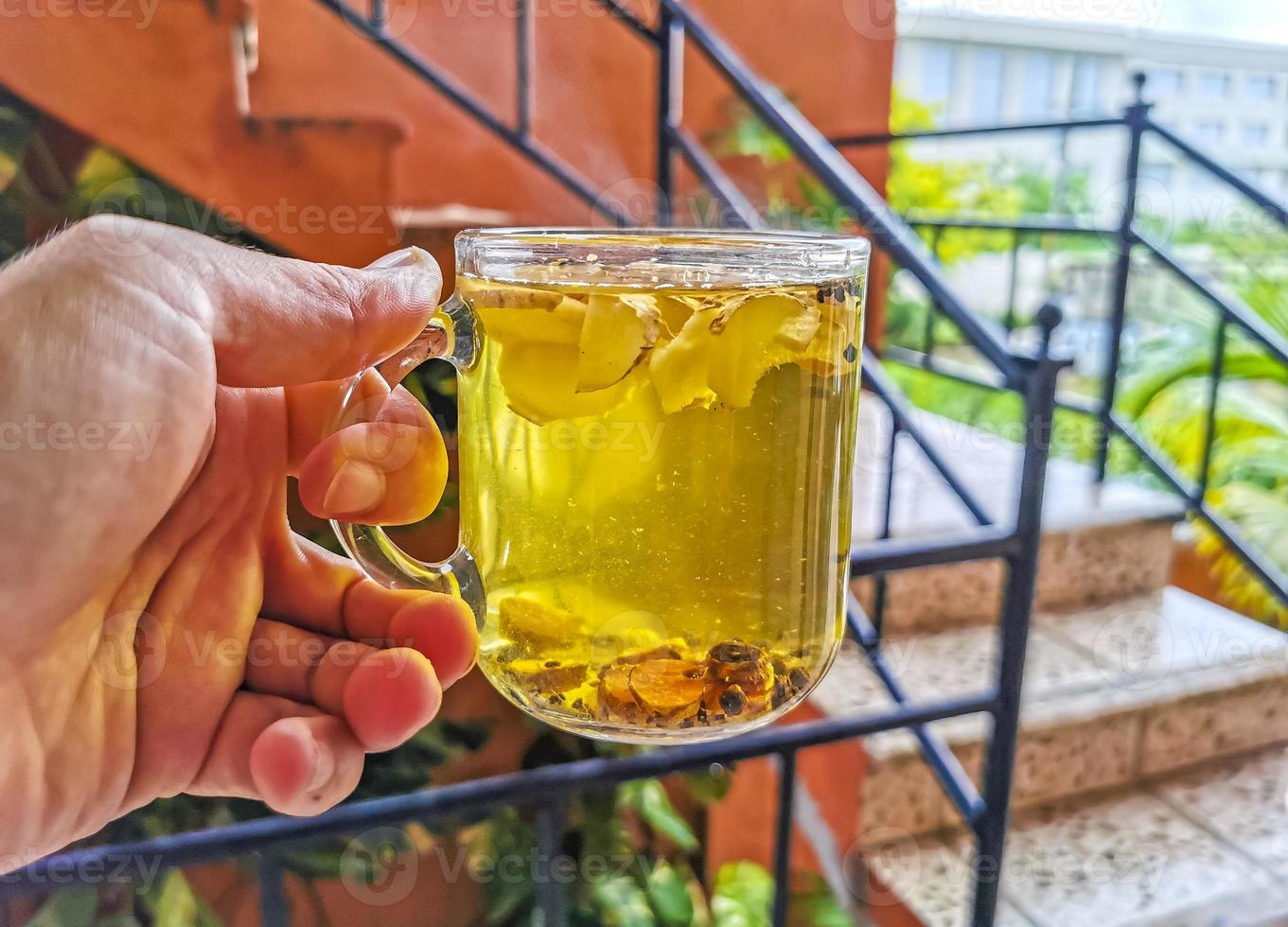 un verre ou une tasse avec du thé au gingembre chaud. photo