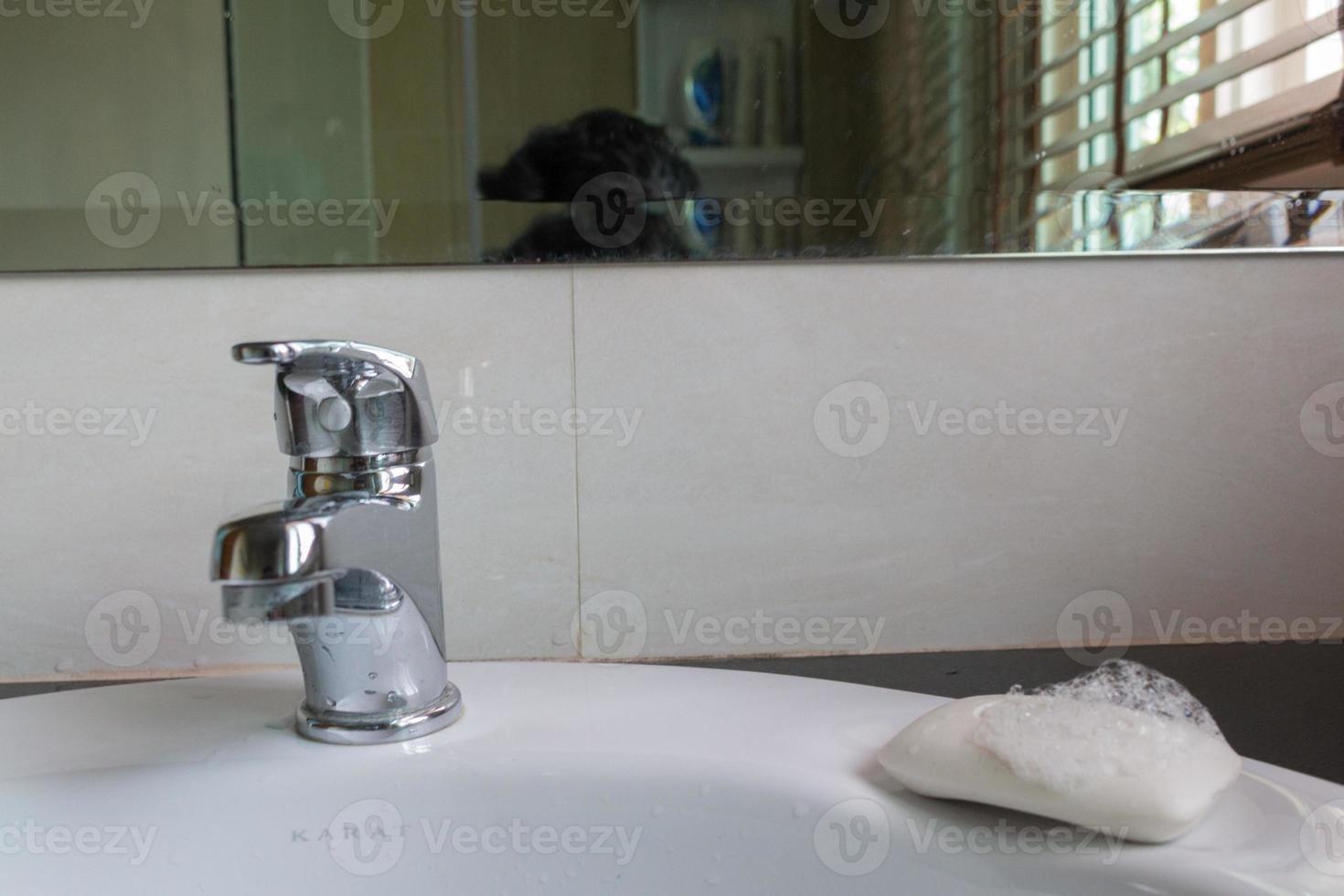 bain à bulles de savon bassin du matin photo