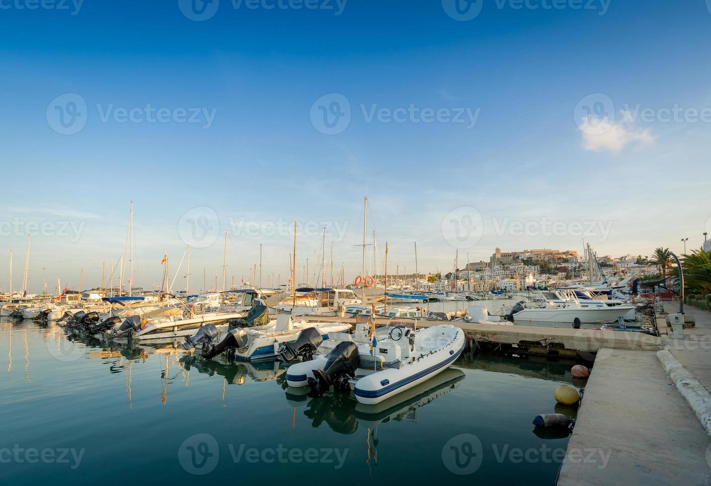 Bateaux de pêche dans la marina d'Ibiza photo
