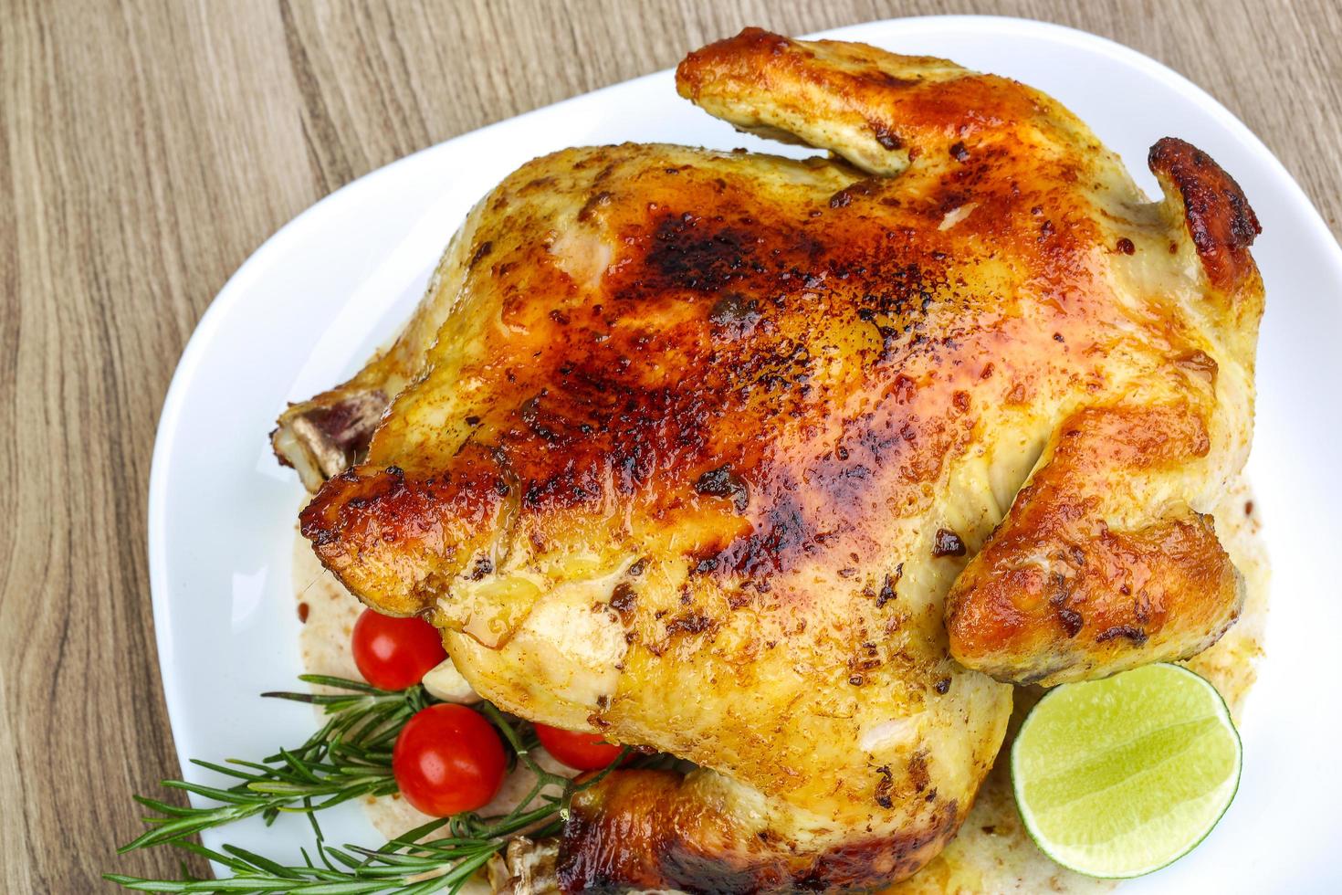 poulet grillé sur la plaque et fond en bois photo