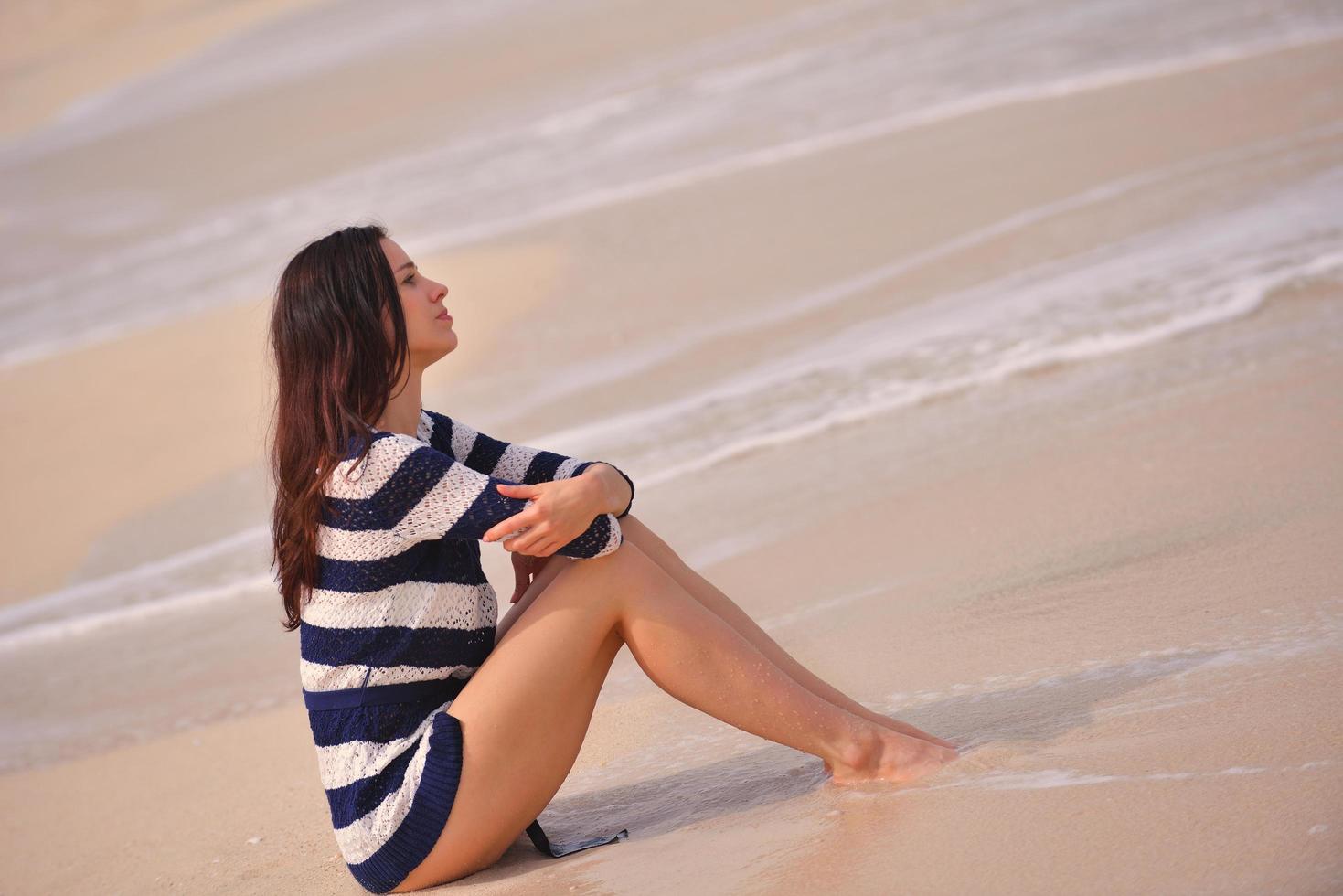 heureuse belle femme profitant des vacances d'été photo