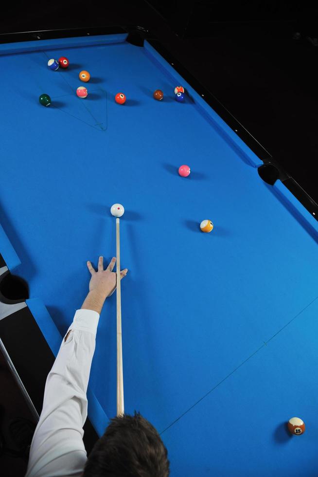 jeune homme joue au jeu de billard pro photo