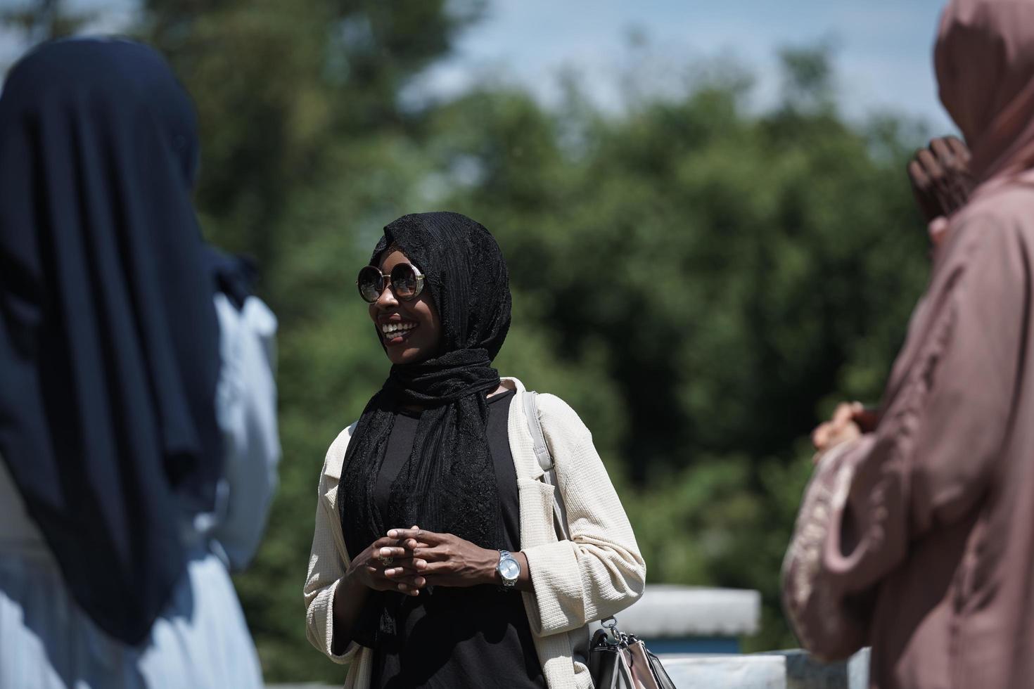 femme donnant une présentation à un groupe d'investisseurs commerciaux sur une ferme de production de miel locale photo