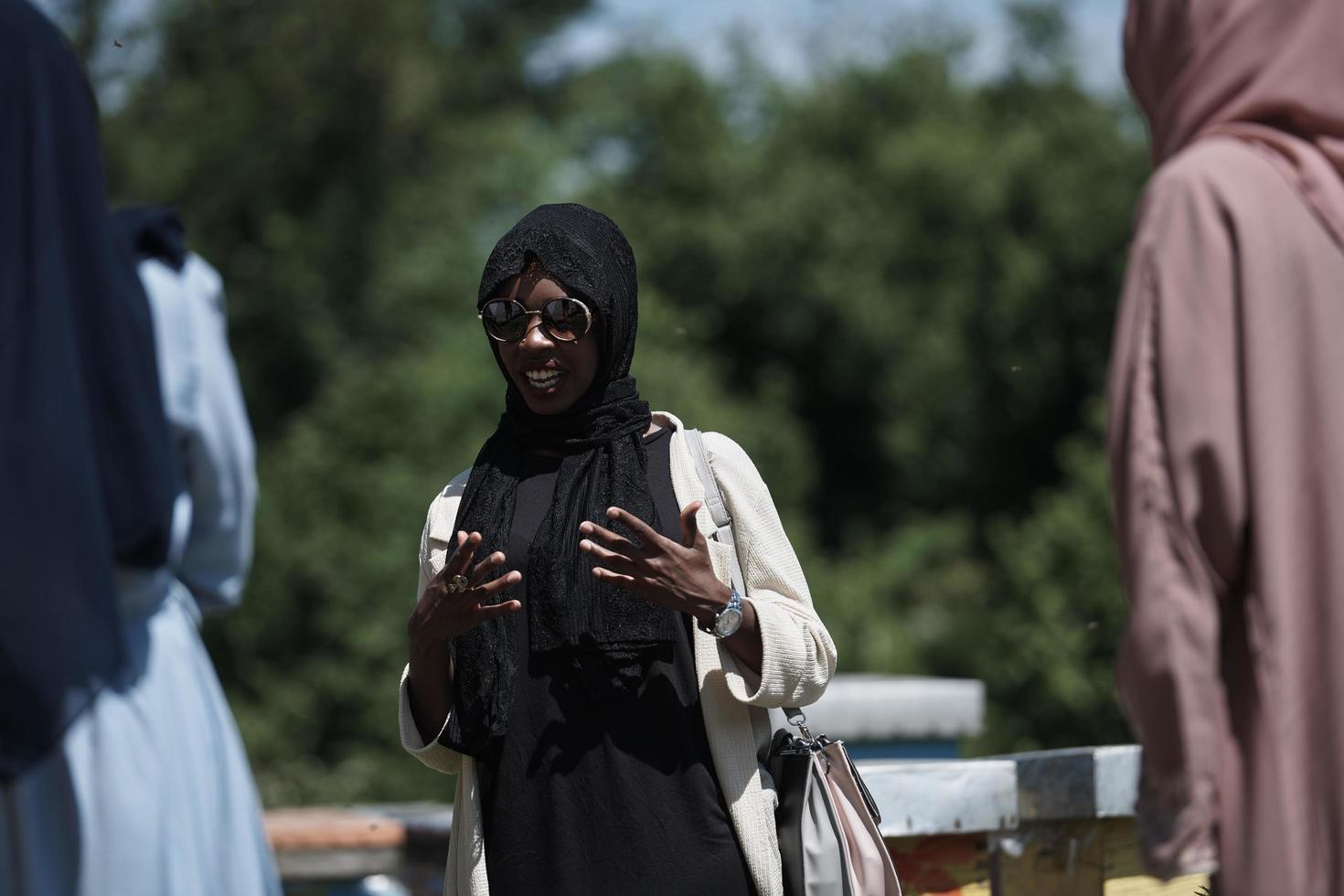 femme donnant une présentation à un groupe d'investisseurs commerciaux sur une ferme de production de miel locale photo